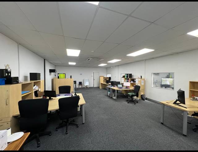 356M² SHOWROOM TO LET IN OLIVEDALE